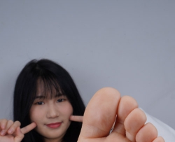 【Pary学生模拍】乐瑶把原味美脚怼到屏幕前供大家欣赏（100p）