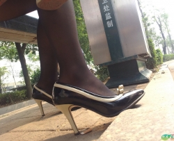 带孩子的年轻妈妈黑丝美腿高跟 [19P]