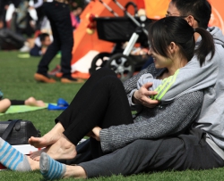 被男友怀抱着不停抬脚撒娇的女孩（30P）
