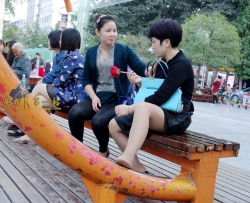 黑裙街拍棕丝美妇（12p)