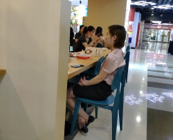 柔嫩工装肉丝美女挑鞋用餐[05:02]