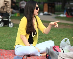 出挑的黄衣美女，老远就盯上她了（39P）