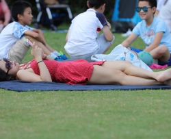 短裙辣妹犹如草坪中的一团火，长腿艳足点燃众人熊熊欲望（93P）