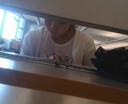 偷拍学习美女玉足
