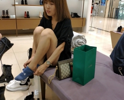 试穿靴子的棉袜小美女脱得好费力好想帮帮她[02:05]
