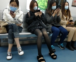 天气寒冷也阻挡不了美女对丝袜的执念[01:06]