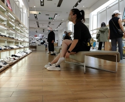 一旁欣赏运动鞋袜口松弛的白袜美女试鞋[01:42]