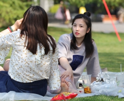 草地三个女孩尽情秀足 第二套 30P
