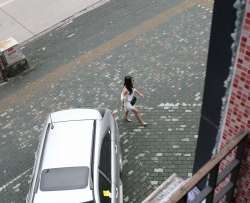 脱下女孩的长筒袜，捏捏脚[19P]