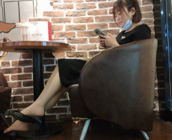 咖啡厅休息的工装肉丝美女[02:12]
