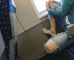 和女同事出差坐在一边很是放松[07:03]