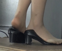 机场肉丝地勤柜台后晾脚玩鞋
