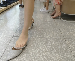 花枝招展的三位美女试鞋[01:55]