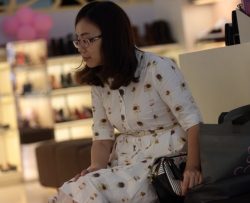 【ABC系列】斯文美女穿着超薄丝袜试穿高跟鞋，极度诱惑（37P）