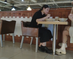 短袜小皮鞋工装美女用餐脱鞋放松[05:10]
