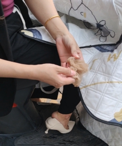 街头大忽悠搭讪美女买短丝