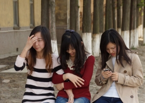 三个休闲的女人在一起商量晚上的安排 【23P】