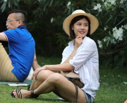 长椅上没有拍够的甜美女孩换到草坪摆姿继续尽兴（41P）