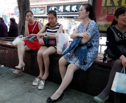3个肉丝街拍美女（18p)