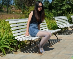 灰丝美女脱了鞋子在广场上玩得开心~~！ [25P]