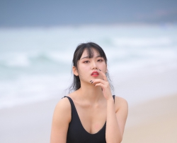 黑色泳装美女原图
