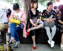 红鞋灰丝街拍美女(18p)