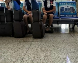 候车高姐换鞋挑鞋玩鞋[03:31]