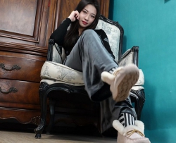 【Sexy Asian Girls Feet】美女王琳琳-展示她的性感（原味棉袜+裸足）！ 第1部