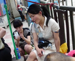 修鞋的肉丝裤袜女子疏忽大意，肩头吊带都滑落了（21P）