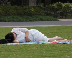 气质非凡的美F在白裙长丝的衬托下宛如少女般清新（53P）