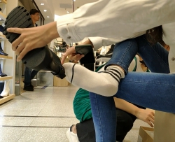 白袜运动鞋美女试穿马丁靴袜子非常入味[02:21]