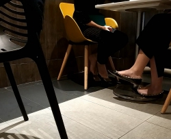 肉色短丝美女桌下玩鞋[02:26]