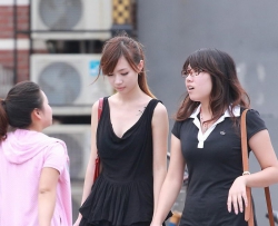 2个大学生妹子短裙美腿【10P】