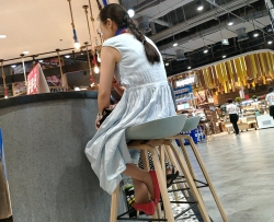 娇嫩丝袜少妇吧凳吃饭脱鞋[05:37]