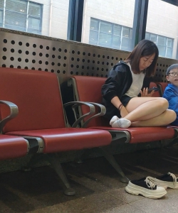 6候车室脱鞋的两个白袜少妇[01:18]