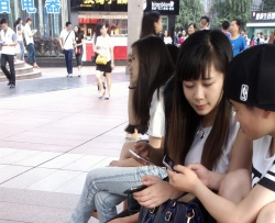 广场上两极品美女玩鞋 [11P]