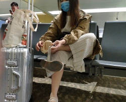 候机的两位船袜美女味道感很足[01:35]