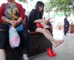 红鞋街拍肉丝美妇（20p)