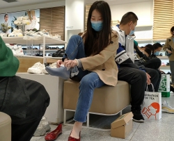 白嫩棉袜玉足美女试穿平底鞋[01:24]