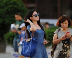 打扮时尚的牛仔裙少妇 [13P]