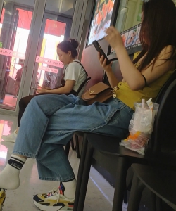 运动鞋棉袜美女挑鞋放松休息[01:43]