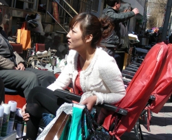 塞外小城修鞋二合一之一个是厚黑丝脚掌；另一是足尖破口的短黑丝（41P）