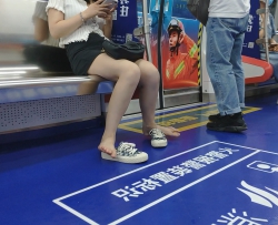 白嫩玉足美女玩鞋漏脚[03:04]