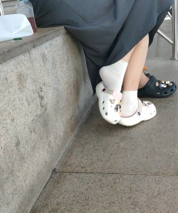 天丝绒洞洞鞋美女含蓄挑鞋[02:54]