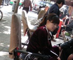 年轻貌美的小妹修鞋，轻薄曼妙的短肉丝令人垂涎！（47P）