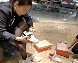 性感黑丝美女试穿小白鞋[02:35]