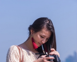 玩相机的时尚蓝丝美女 [19P]