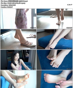 穿着吊带裙光脚