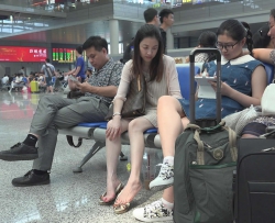 ZL4K 长发少妇不安分的玩鞋挑鞋