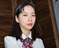 美女YiYi性感的（肉色丝袜+裸足）图片